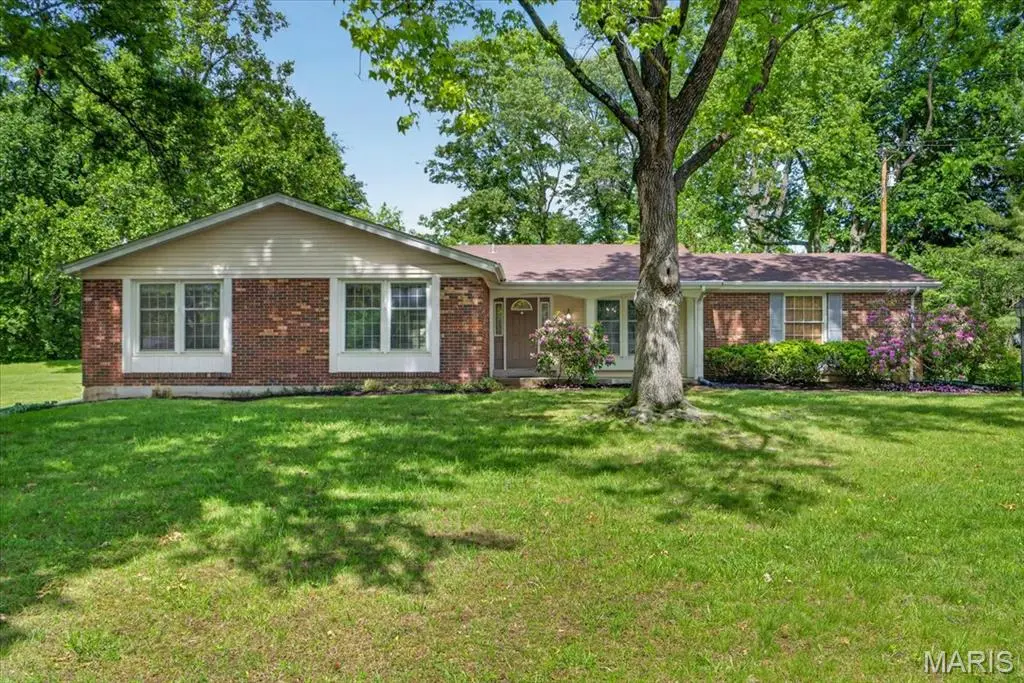 12467 Villa Hill LN, Creve Coeur, MO 63141