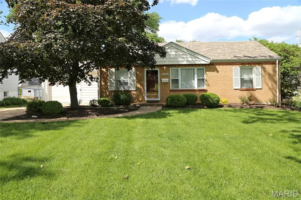 10501 Saint Michael LN, St Ann, MO 63074