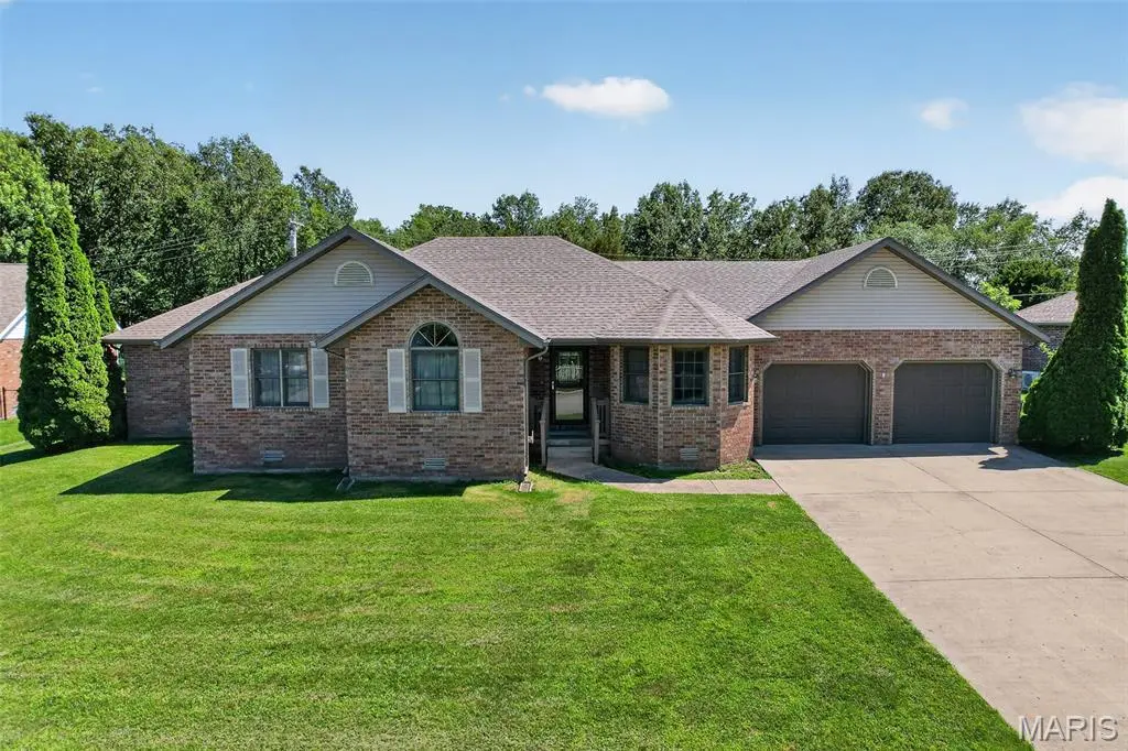 2220 Cherry Blossom CIR, Lebanon, MO 65536