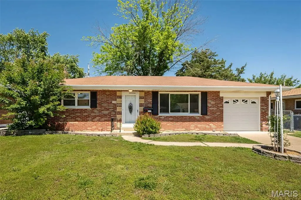 215 Walworth DR, St Louis, MO 63125