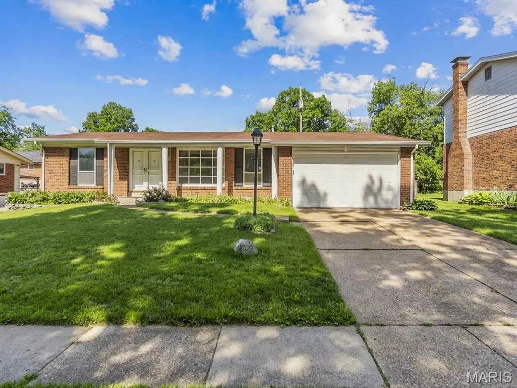 9709 Brookmere DR, St Louis, MO 63123