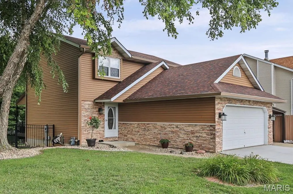 1009 Robert DR, Maryville, IL 62062