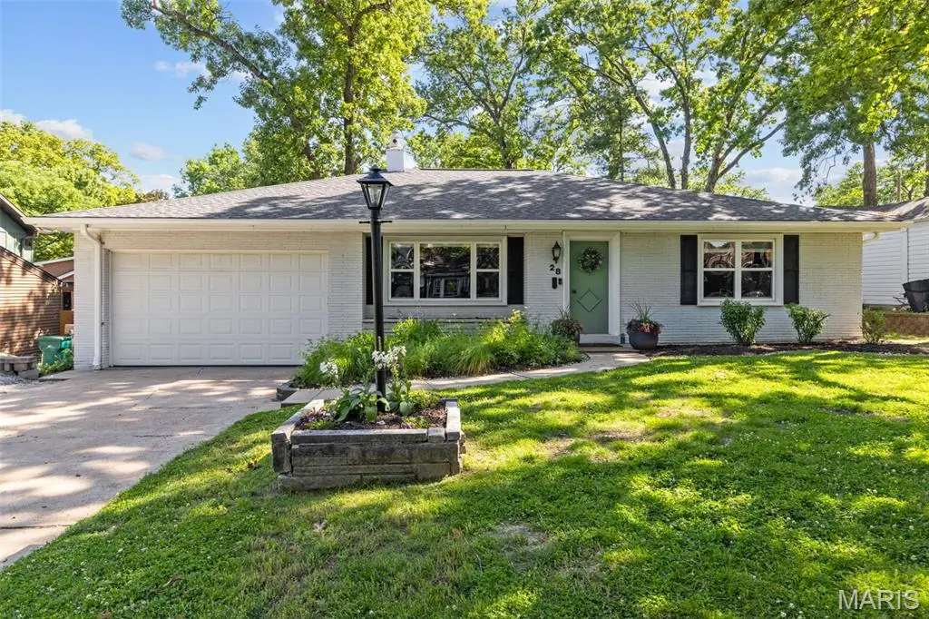 28 Villawood LN, Webster Groves, MO 63119