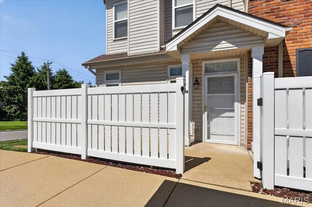 1251 Gardens Circle DR #2B, Unincorporated, MO 63125