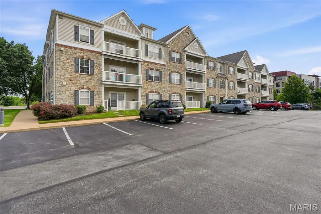 6 Monarch Trace CT #204, Chesterfield, MO 63017