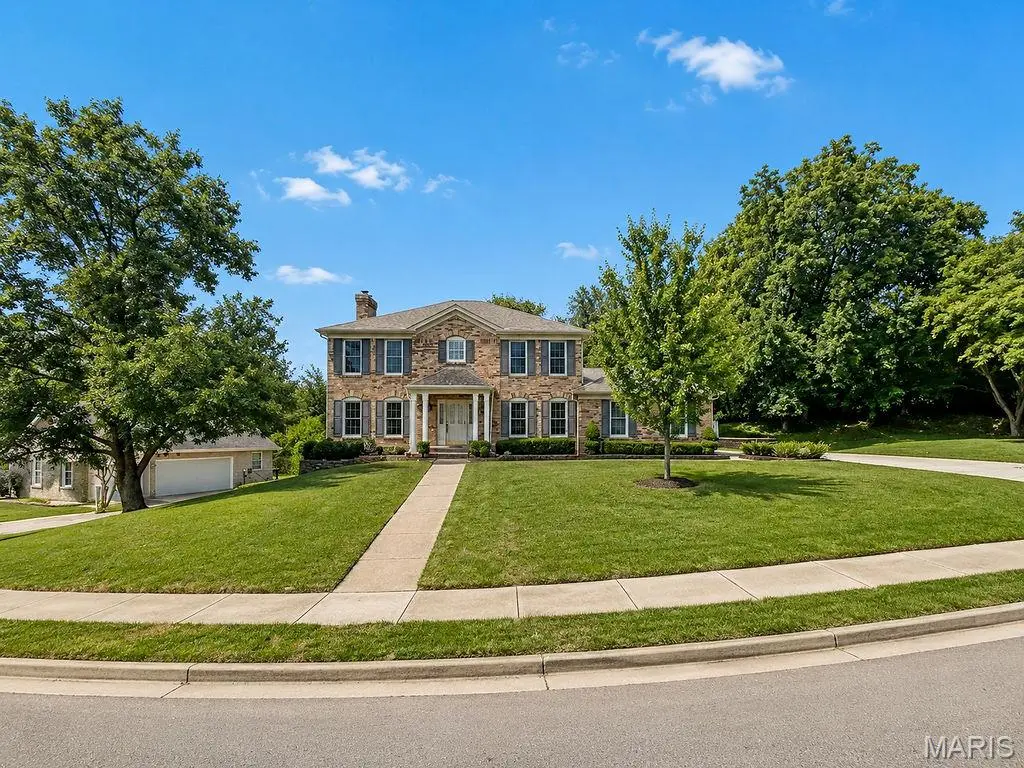 1208 Chateau Woods DR, St Louis, MO 63135