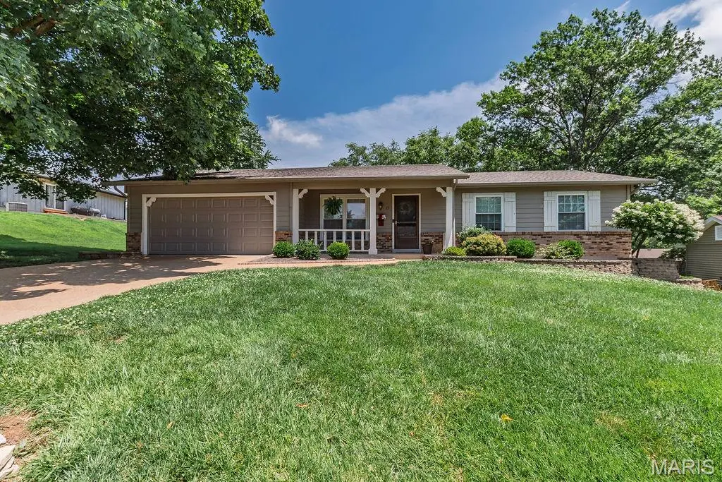 13 Suncrest DR, St Peters, MO 63376