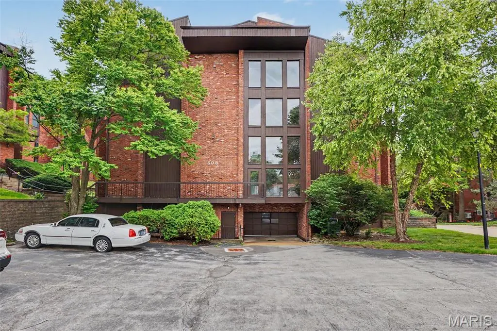 508 Coeur De Royale Drive #104, Creve Coeur, MO 63141