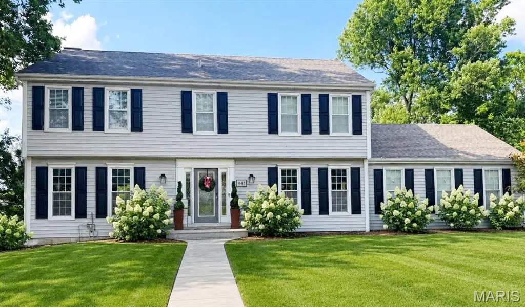 941 Devereaux DR, Des Peres, MO 63131
