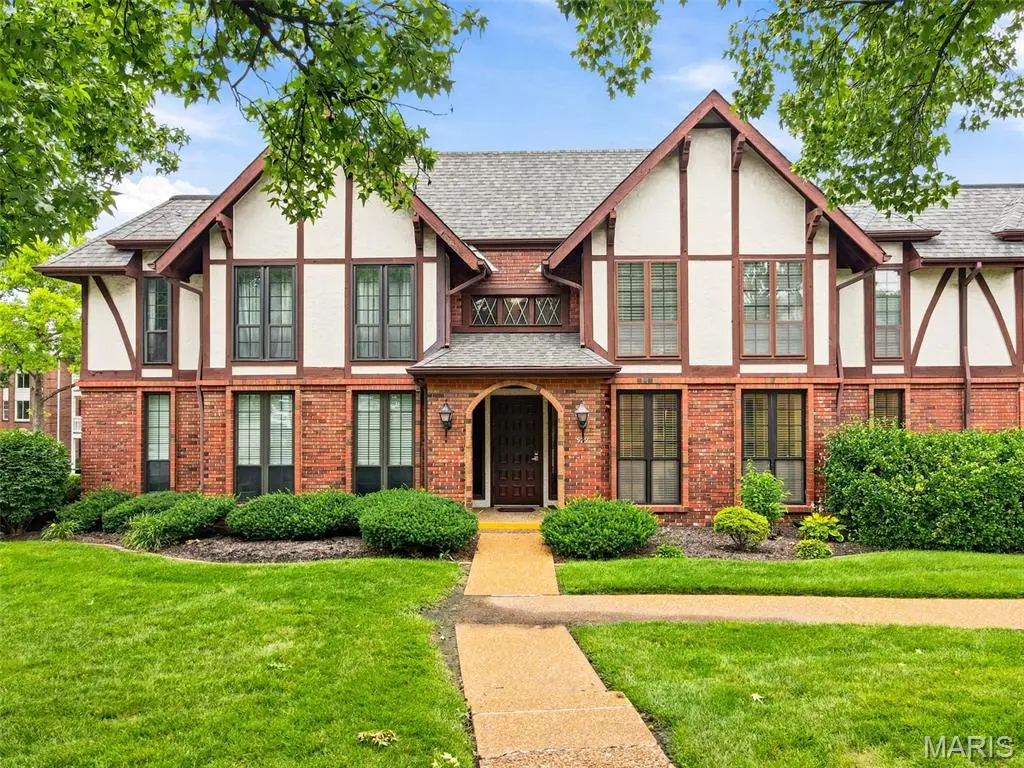 929 Claytonbrook DR #2, Ballwin, MO 63011