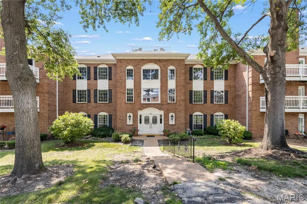 964 Claytonbrook DR #2B, Ballwin, MO 63011