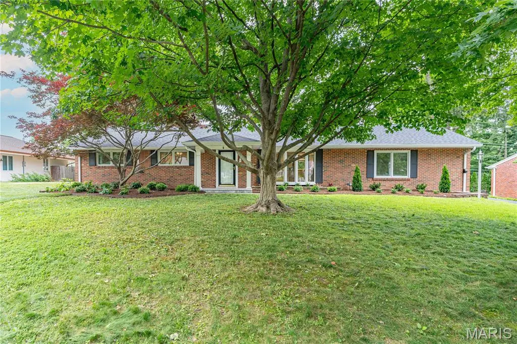 8 Tealwood DR, Creve Coeur, MO 63141