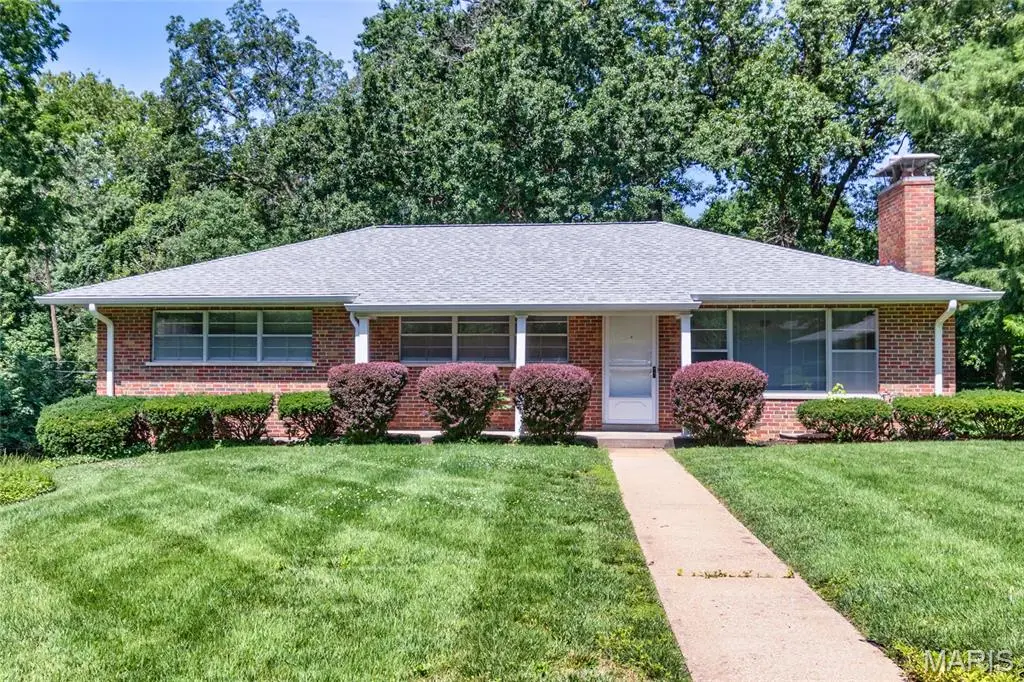 3 Creekside LN, Creve Coeur, MO 63141