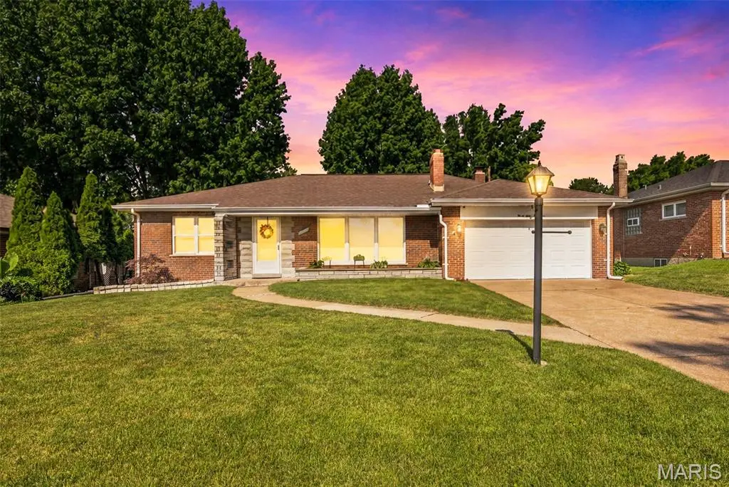 9841 Knollshire DR, St Louis, MO 63123
