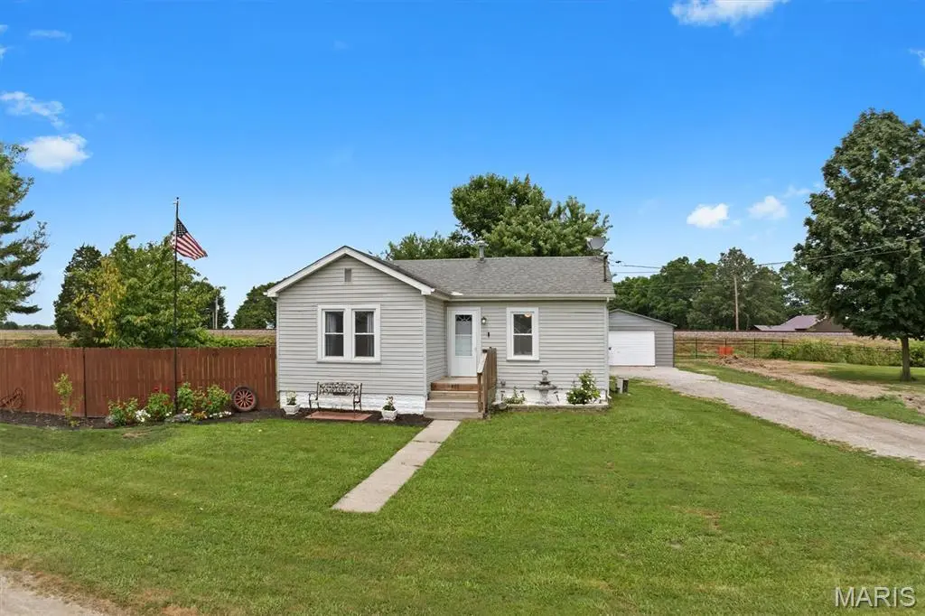 802 Randall DR, Brighton, IL 62012