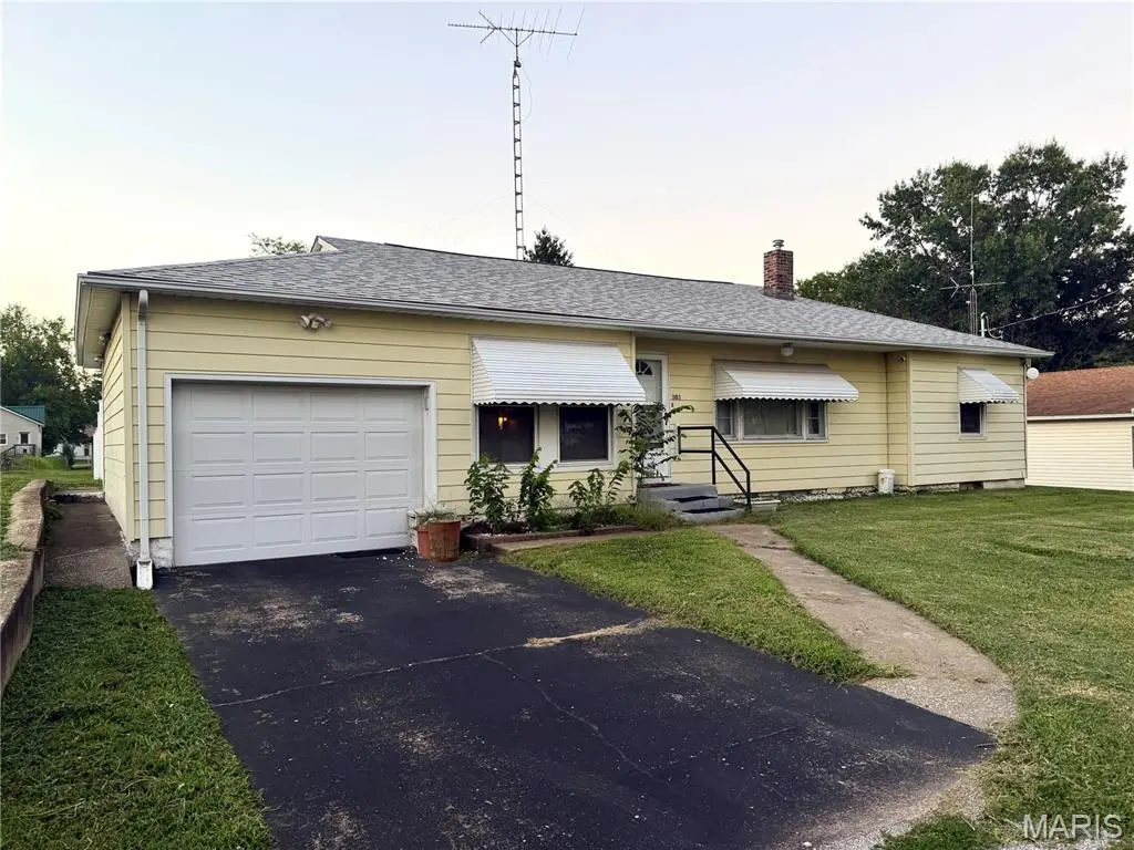 303 Davis, Ava, IL 62907
