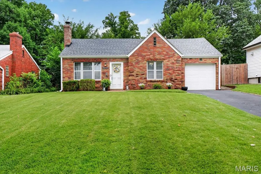 7829 Kenridge LN, Shrewsbury, MO 63119