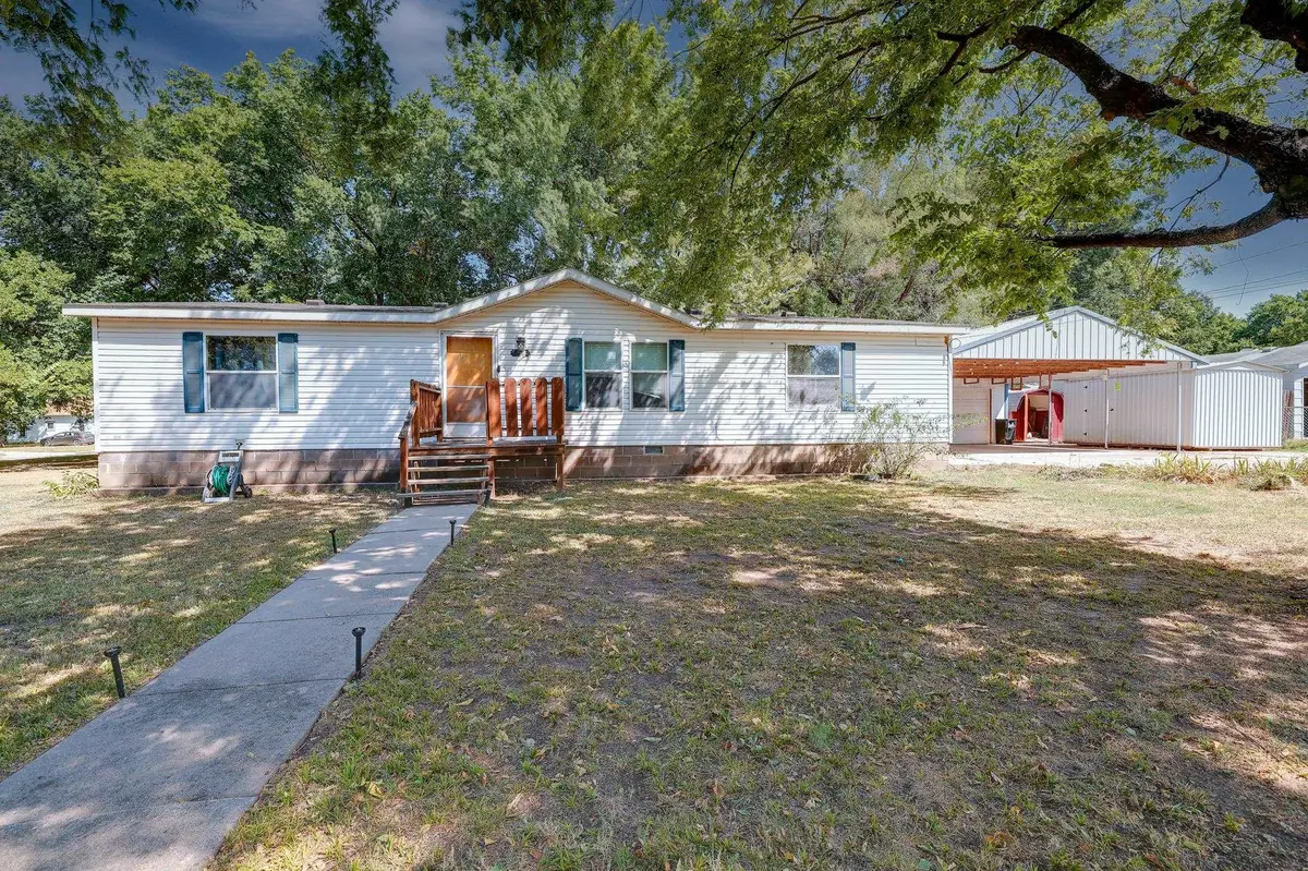 1010 E 1st, Winfield, KS 67156