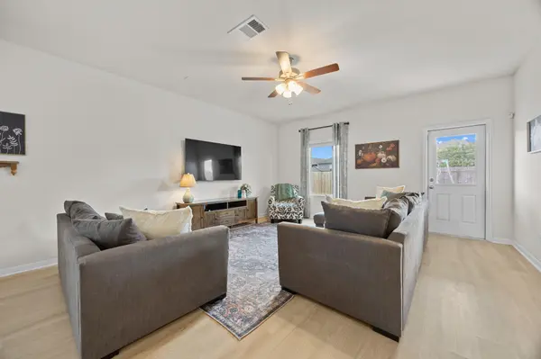 1233 WhippleTree TRL, Georgetown, TX 78626