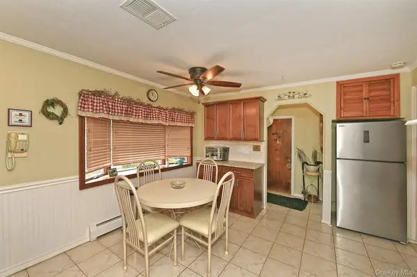 5 Woodcock LN, Levittown, NY 11756