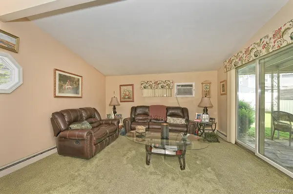 5 Woodcock LN, Levittown, NY 11756
