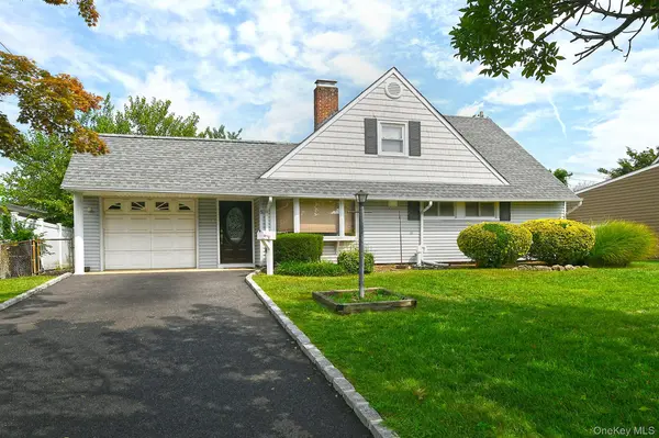 5 Woodcock LN, Levittown, NY 11756