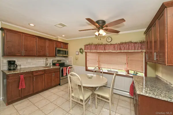 5 Woodcock LN, Levittown, NY 11756