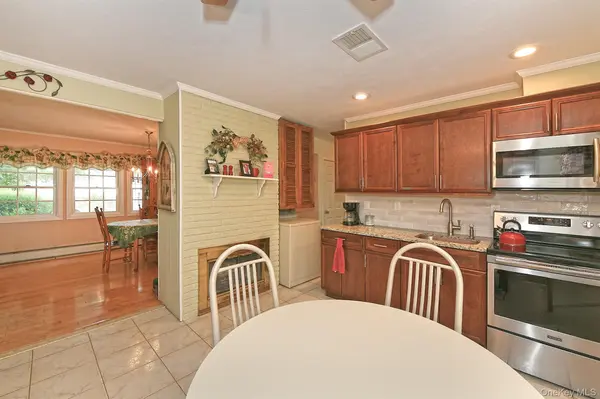 5 Woodcock LN, Levittown, NY 11756