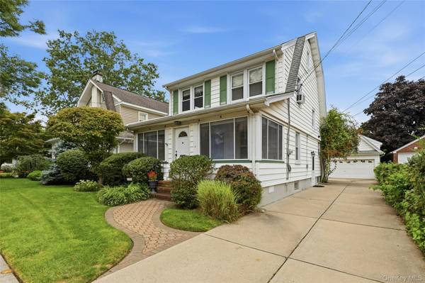 185 Crocus AVE, Floral Park, NY 11001