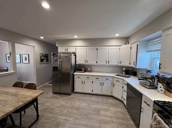 31 Roosevelt PL, Rockville Centre, NY 11570