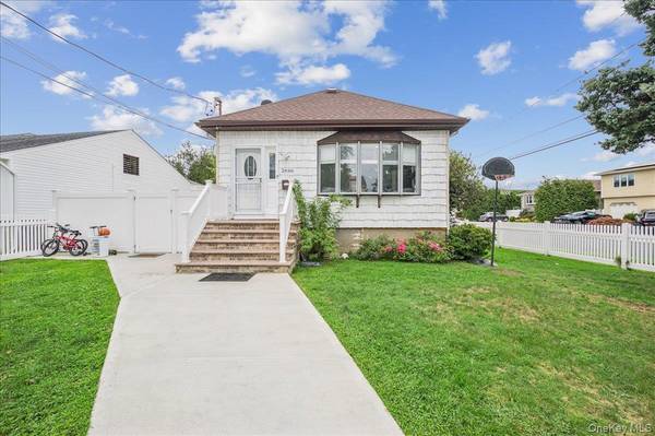 2696 W Alder RD, Bellmore, NY 11710