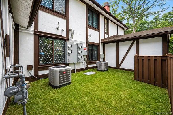415 Clubhouse #51, Coram, NY 11727