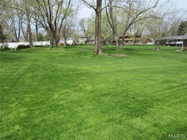 1900 Cheyenne DR, Godfrey, IL 62035