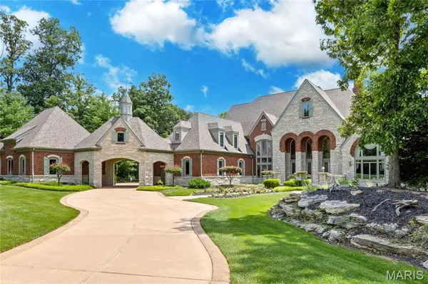 4 Upper Whitmoor DR, Weldon Spring, MO 63304