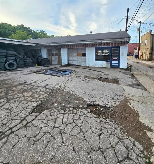 112 W Kelley ST, De Soto, MO 63020