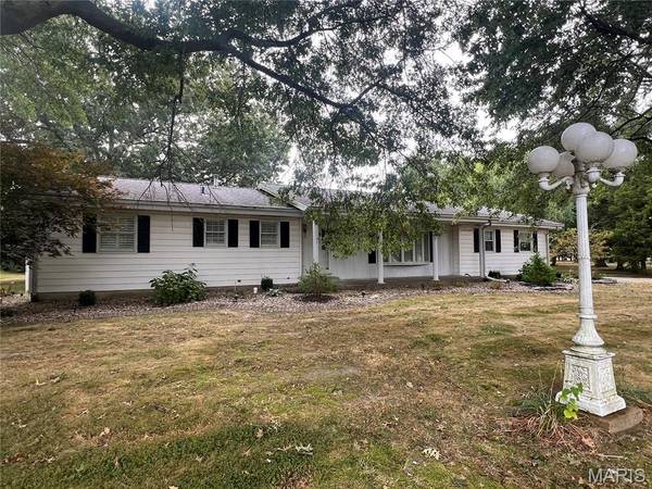 816 S Wood ST, Staunton, IL 62088