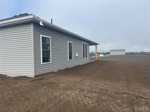55820 Lone Cedar Trail, New London, MO 63459