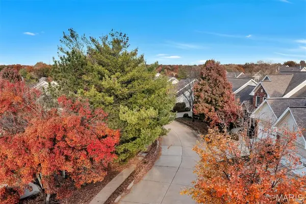 61 Picardy Hill DR, Chesterfield, MO 63017