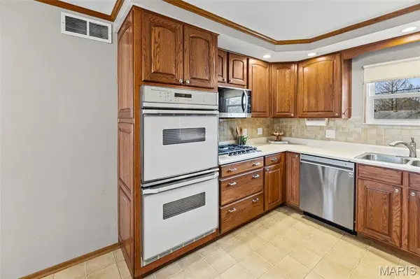 118 Whispering Oaks Dr., Bethalto, IL 62010