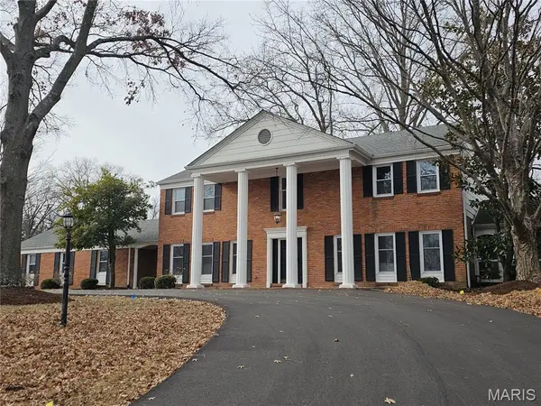 849 Bluespring LN,  Frontenac,  MO 63131