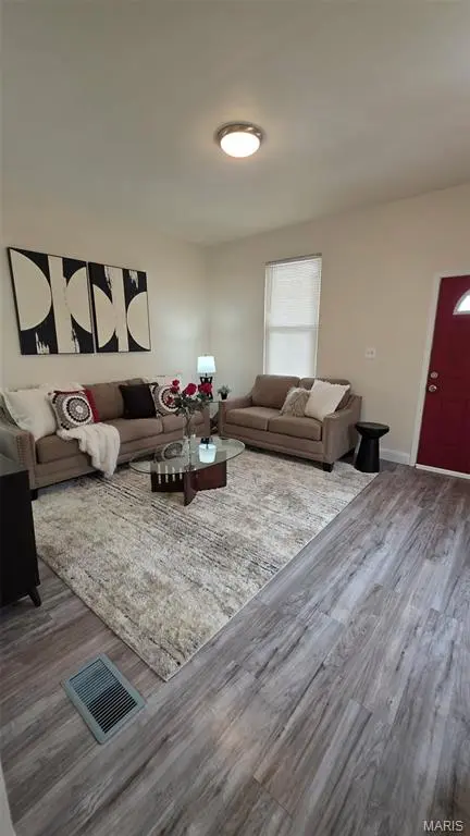939 Erskine AVE, St Louis, MO 63125
