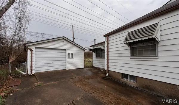 7401 Haywood DR, Hanley Hills, MO 63133