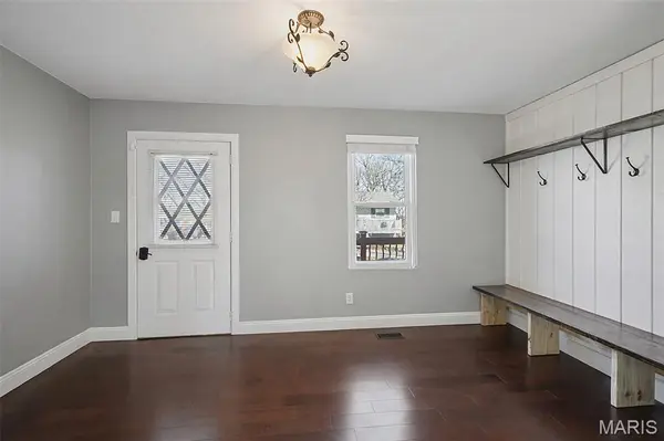 53 Lois LN, Fenton, MO 63026
