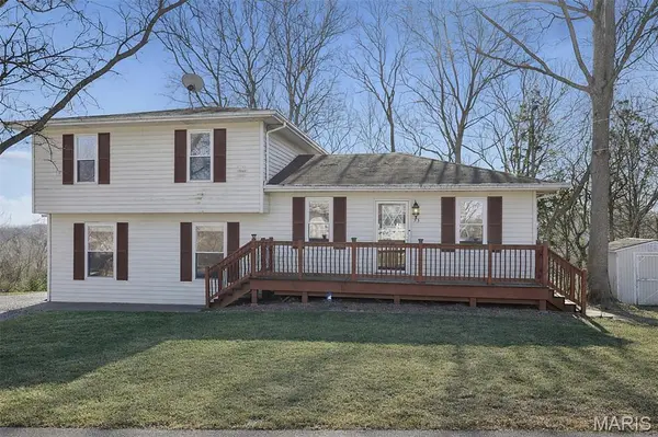 53 Lois LN, Fenton, MO 63026