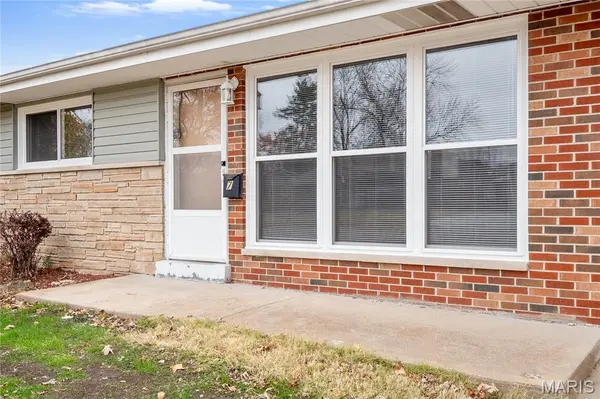 7 Flamingo DR, Hazelwood, MO 63042