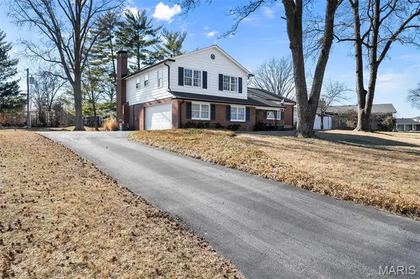 11960 Randy DR, Creve Coeur, MO 63141