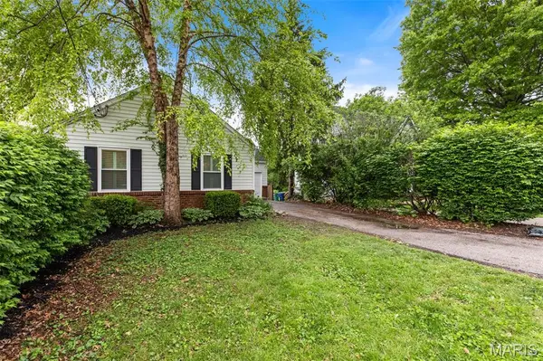 9722 Mueck TER, Webster Groves, MO 63119