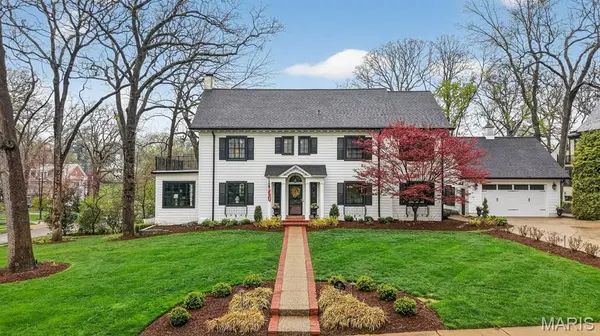 457 Yorkshire PL, Webster Groves, MO 63119