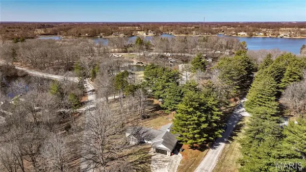 1327 Deer Creek RD, Greenville, IL 62246