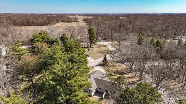 1327 Deer Creek RD, Greenville, IL 62246